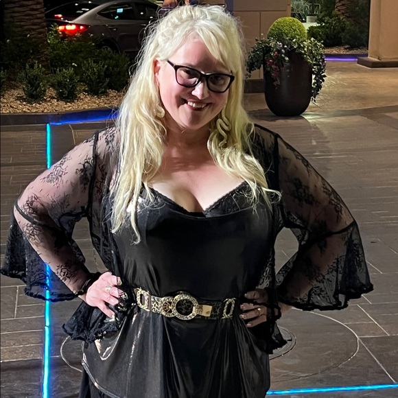 Meet your Posher, Nicole - Picture 3 of 16